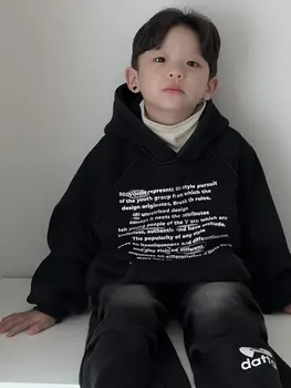 2023 Осенне-зимняя корейская детская одежда Черная бархатная свитер с капюшоном с принтом