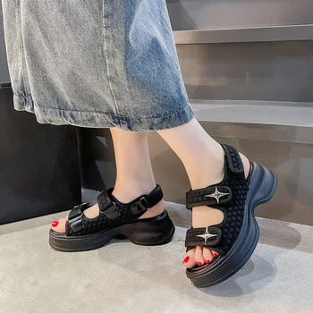 Роскошные женские сандалии на платформе Женские элегантные средние женские туфли на плоской подошве Летние сандалии Женщины 2023 Новая дизайнерская обувь для девочек